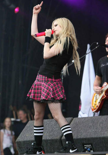avril-lavigne-1300 - AVRIL LAVIGNE