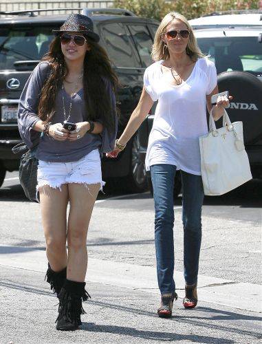 normal_04116_Miley_Cyrus_out_for_lunch_at_Mo63s_Restaurant_in_Toluca_Lake_-_August_80_2009_010_122_8 - Miley CYrus and Tish at restaurant