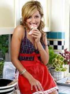 YNGENUSRHTCUTFFXNWT[1] - ashley tisdale