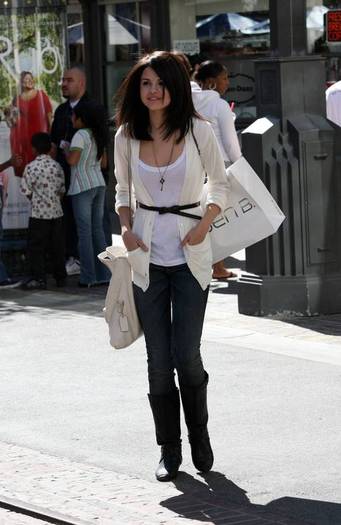 selenagomezfan_com-shoppinginhol-1