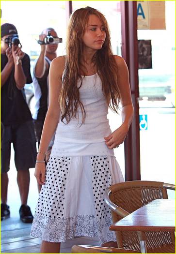 miley-cyrus-coffee-bean-and-tea-leaf-06