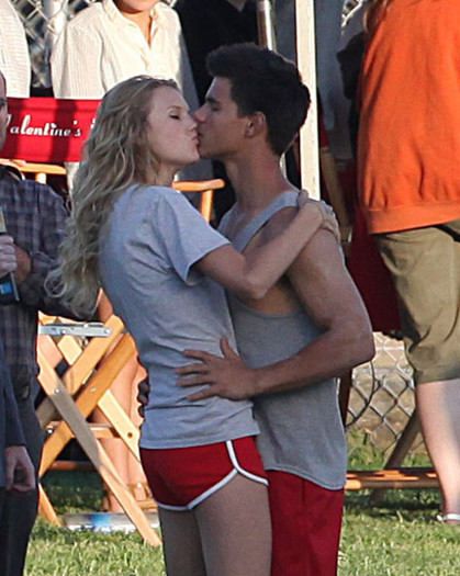 Taylor+Lautner+Flips+Taylor+Swift+-es92Mj25IFl