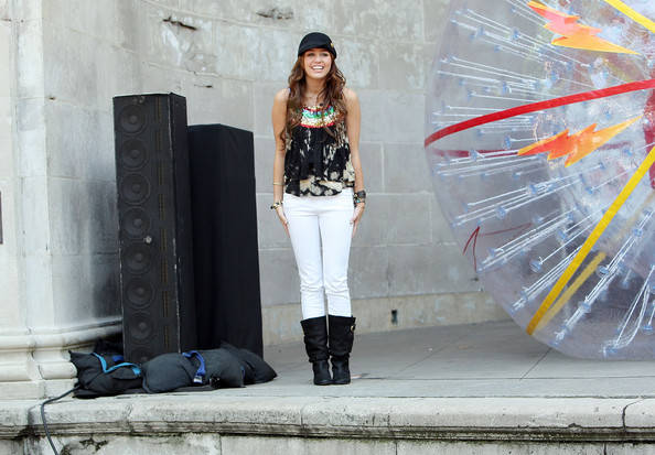 Miley Cyrus Launches Bolt Across America Cross 23MU7JQvV-ml - miley Cyrus