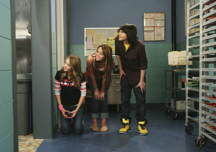 EmilyOsment_ORG-hannahmontana-season3-e67-stills001
