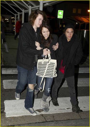 miley-cyrus-braison-bundle-up-04 - Miley Cyrus Bundles Up with Braison