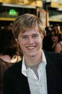 FBYSZFVXLWXYZCCRFOU - Lucas Grabeel