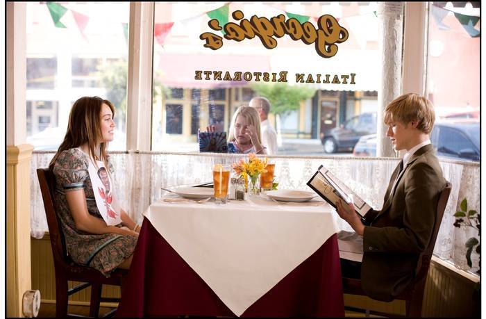 miley si un baiat la restaurant - miley cyrus