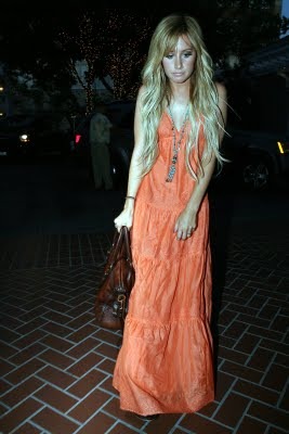 selenagomezzzz - Club tinute Ashley Tisdale-1 poza libera