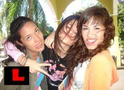 ESQOCGLSRNJLUJCMBXF - demi shi selena