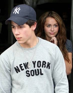 0-160337-mileycyrusnickjonas[1] - Miley paparazzi