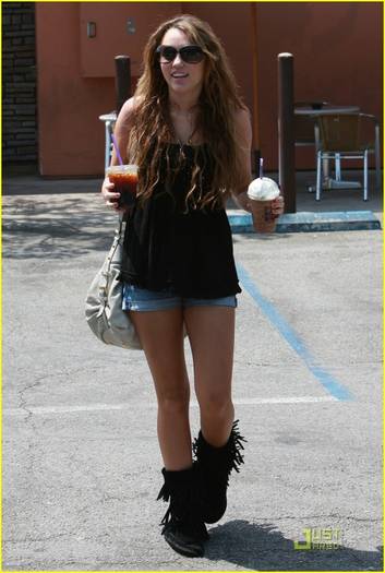 290ykxw - Miley Cyrus