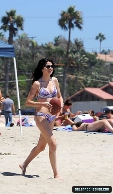 selena cu o minge in mana