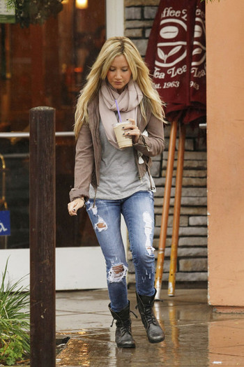 Ashley+Tisdale+bundles+up+after+grabbing+iced+uvBwzl0SNlDl