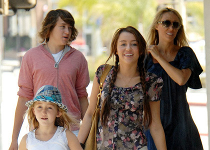 miley-cyrus-family-girl - miley and family