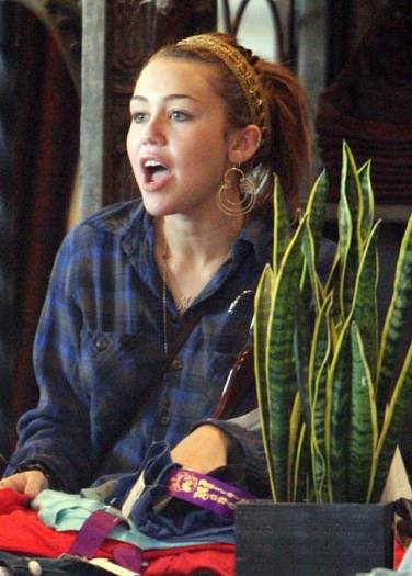 miley_cyrus_has_the_day_off[1] - miley la shopping
