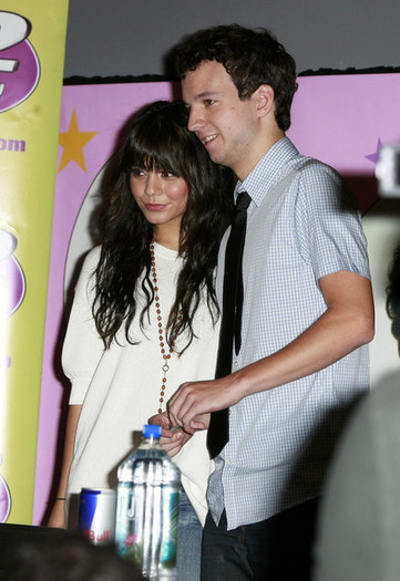 Vanessa+Hudgens+Signing+Autographs+Philadelphia+pepQFkBW7MYl