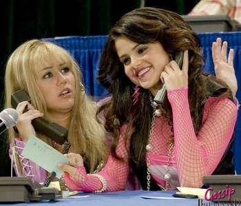3 - Miley Cyrus si Selena Gomez
