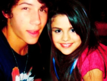  - PoZe Cu NiCk JoNaS sI SeLeNa GoMeZ