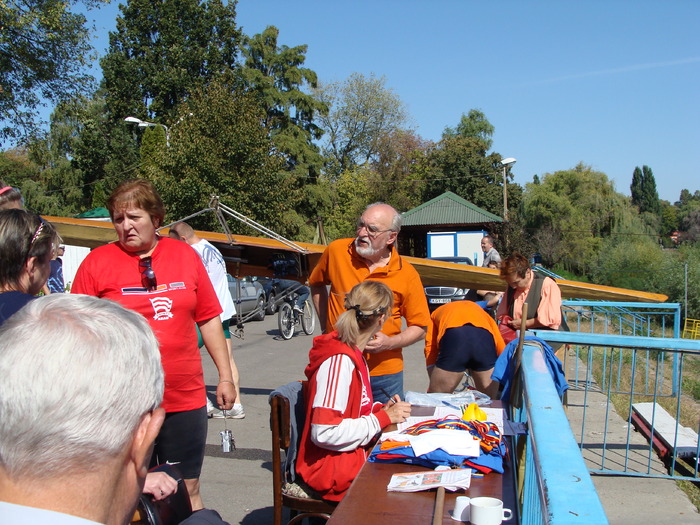 Pregatirea pentru ceremonia de premiere - Cupa Mures 2009 Arad