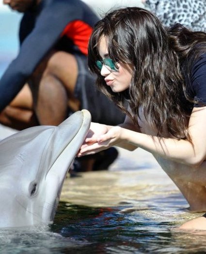 demi-lovato-delfin-10 - 0-demi lovato in bahamas