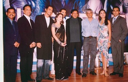 Arjun,Amisha,John,Mithun,directorul filmului,Rahul si Lara