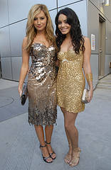 2153318042_2da714cd7c_m - ashley tisdale si vanessa anne hudgens