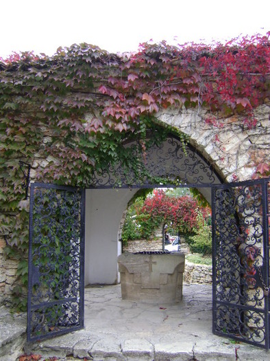 DSC07210; ...CAUTAND IZVORUL VIETII..
