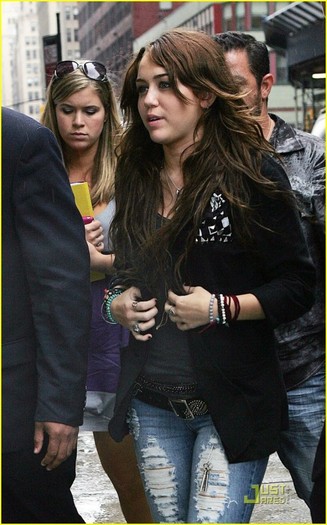 68sg81 - Miley Cyrus arrives back at her NYC hotel