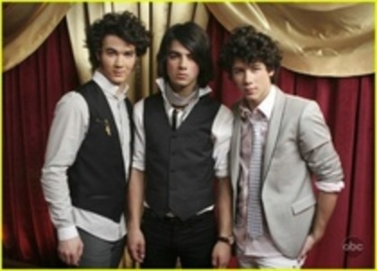 CYPFZCEDJXVZNUPMRJV - jonas brothers