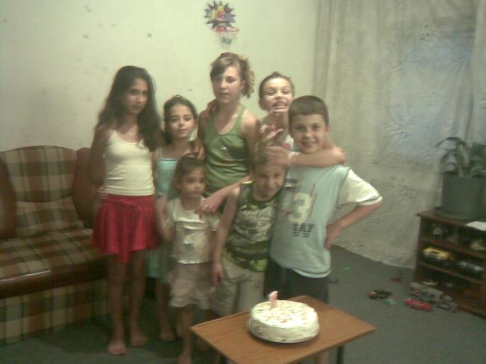 eu fata cu fusta rosie