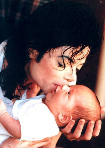 KHYXTCKONQURDTWFMTP - Poze Michael Jackson sh copiii