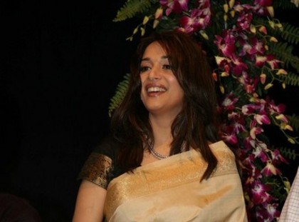 madhuri-dixit-inaugrates-hair-and-make-up-fashion-week[1]