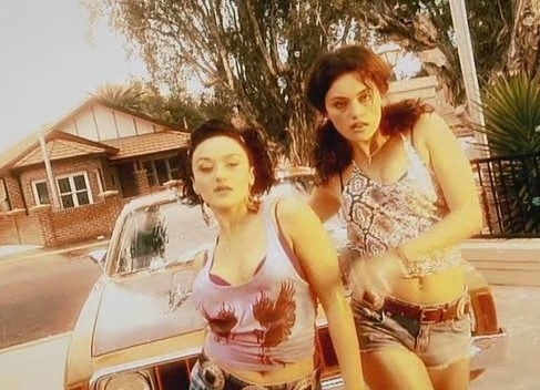 Phoebe-cariba-heine-and-phoebe-tonkin-8307863-487-352