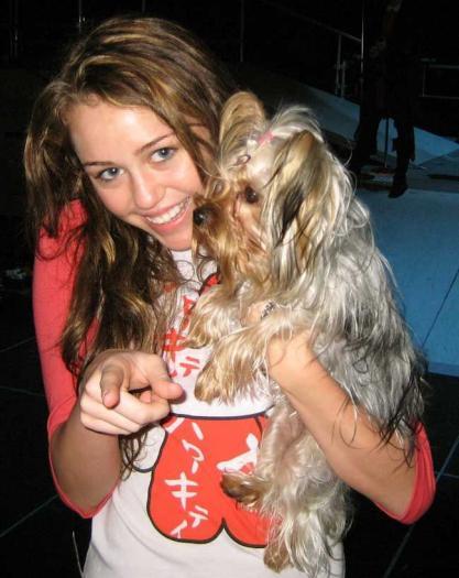 Miley; Este Miley cu catelusul ei.
