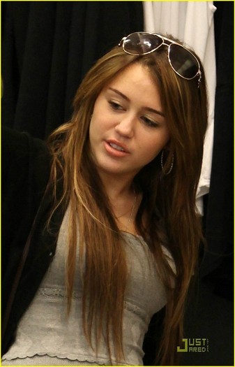 EBVXJWLDAAEASRSZBWM - 00-PhOtO MiLeY-00