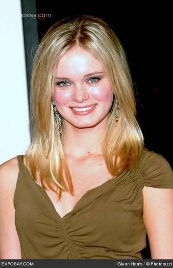 sara-paxton-walking-tall-world-premiere-in-los-angeles-bKJ0wT - Sara Paxton