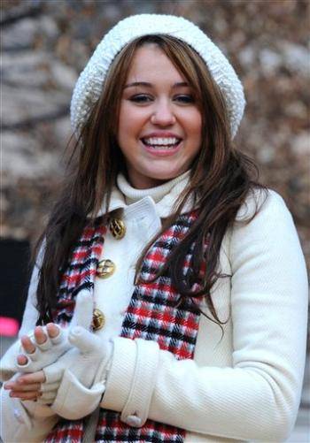 miley-cyrus-macys-thanksgiving-day-parade[1]