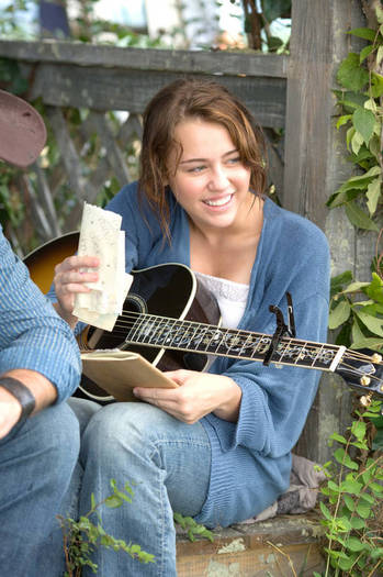 miley-cyrus_COM-hannahmontanathemovie-stills039