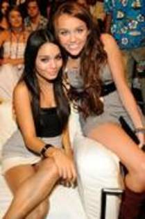 OFYVHBFKIWAXVBJHQZC - Miley and friend