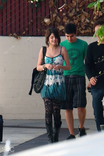 2powcw6 - Selena JULY 16th- At a Frozen Yogurt Shop in Hollywood