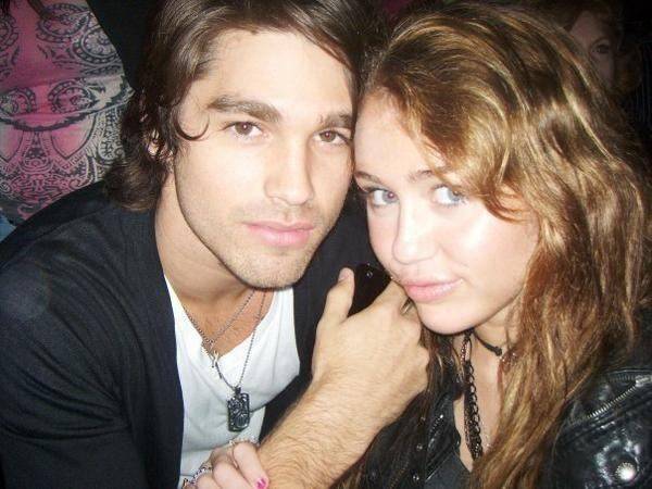 miley_cyrus_and_justin_gaston_kissing_2.0.0.0x0.600x450[1] - miley and justin