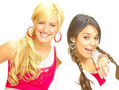 2057044376_a0e03c7f8d_m - ashley tisdale si vanessa anne hudgens