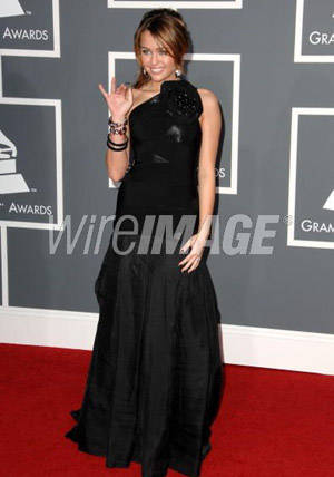 2 - Miley Cyrus imbracata in haine negre