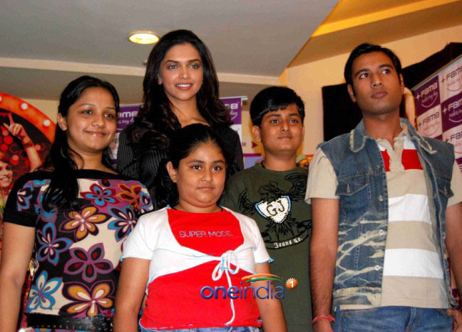 deepika-padukone-with-childerns - OM SHANTI OM