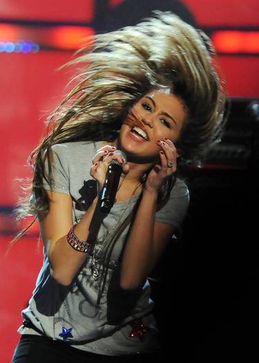 miley-cyrus_COM-kidsinagural-wearetbefutureconcert-2009jan19-003