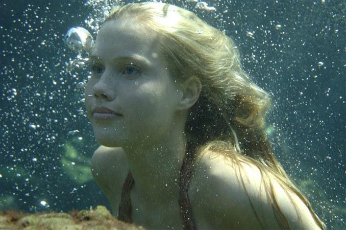 Emma-as-mermaid-claire-holt-2360279-678-450 - EMMA_CLAIRE HOLT