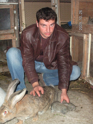 SANY2727; mama de 8 luni cu unul din cei 9 pui.
