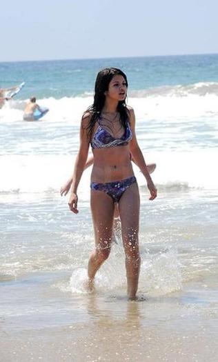 selena_gomez_bikini_