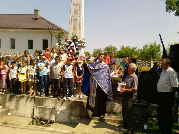 Fotografii-0101; La monument de Ziua Eroilor
