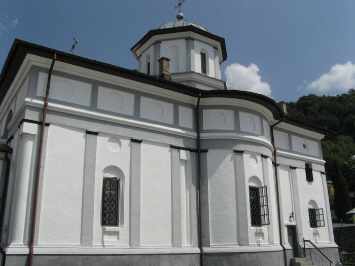 frasinei sus - manastiri